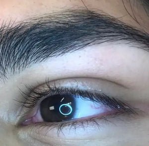 Close-up van een natuurlijk wenkbrauw en oog met heldere huid en zichtbare wimpers