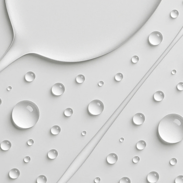 Transparante druppels en serumtextuur op witte achtergrond, huidverzorging product