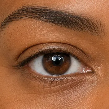 Voor resultaat van Naomi V. 31 met Flore Lumière Lash & Brow Ritual