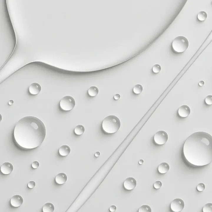 Transparante druppels en serumtextuur op witte achtergrond, huidverzorging product